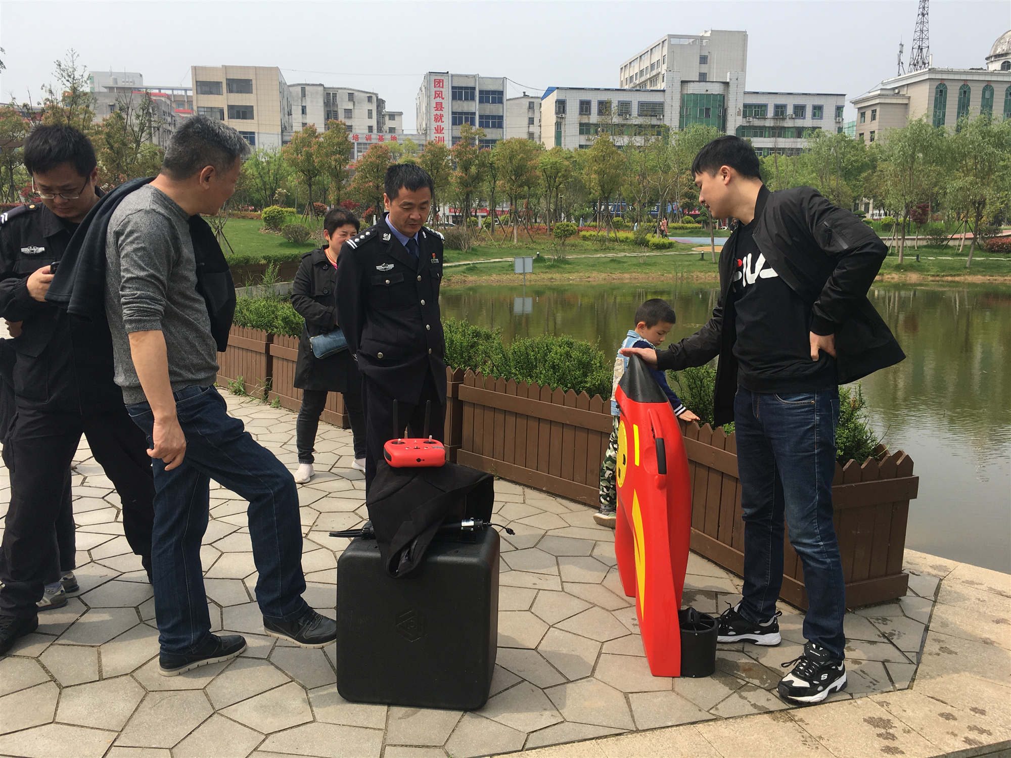 湖北團風縣公安局丨R1水上救援機器人參與裝備演示展現(xiàn)救援能力